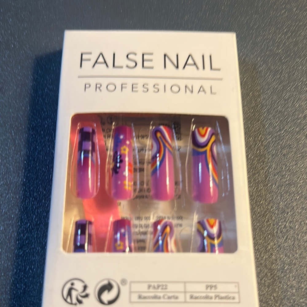 Source Unknown Vibrant Press-On Nails